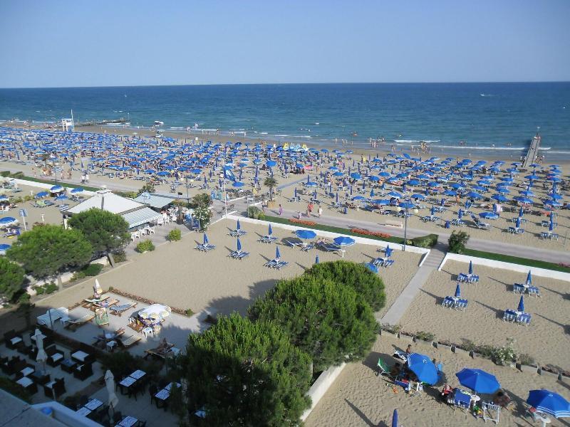 Hotel La Bussola Lido di Jesolo Kültér fotó
