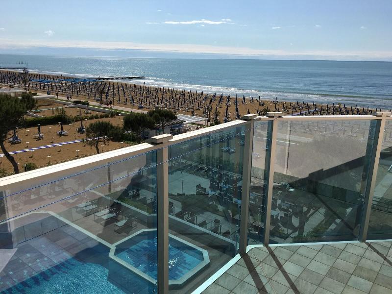 Hotel La Bussola Lido di Jesolo Kültér fotó