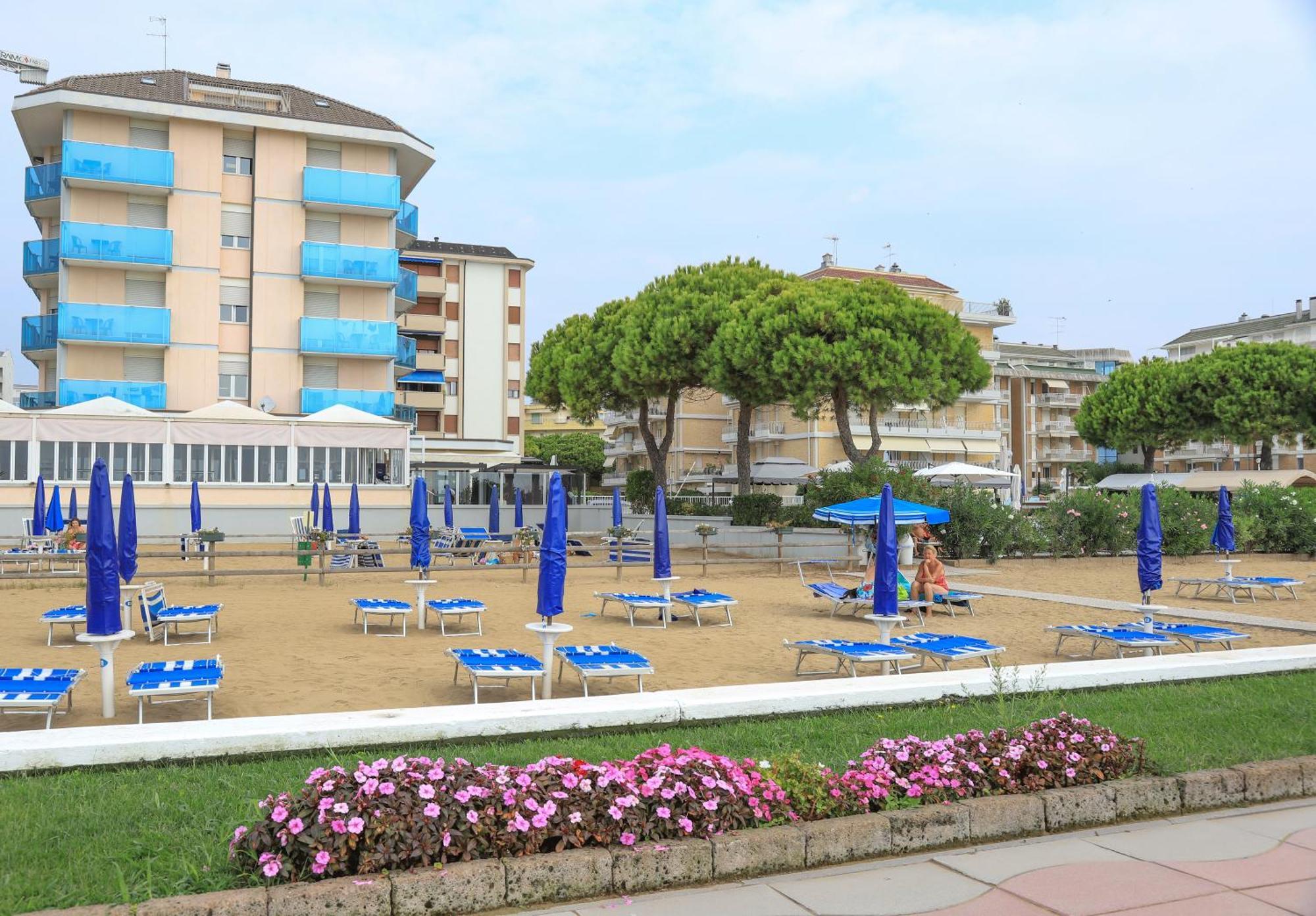 Hotel La Bussola Lido di Jesolo Kültér fotó