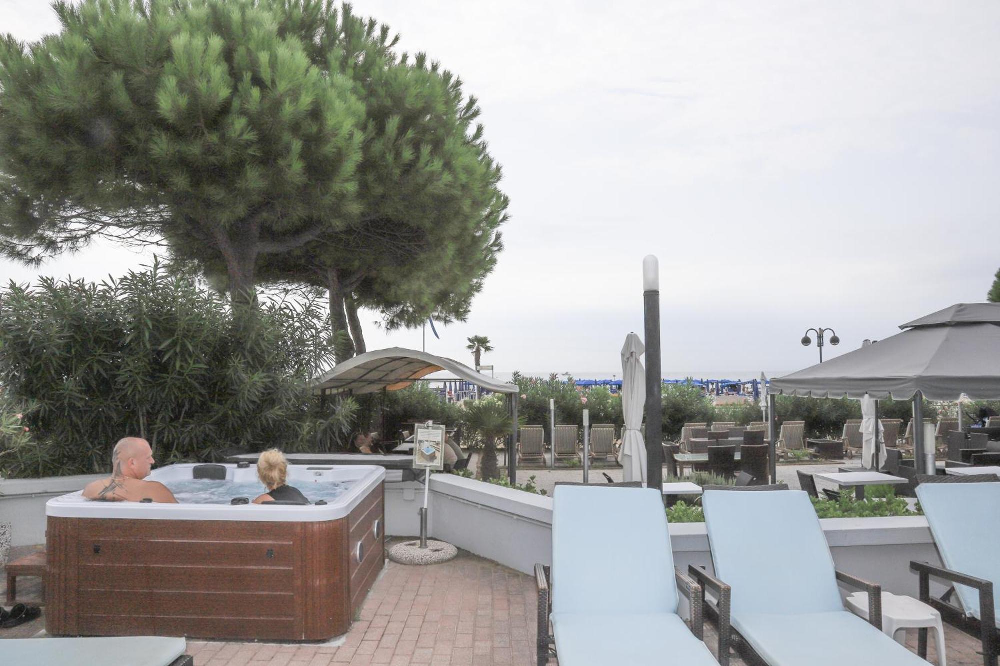 Hotel La Bussola Lido di Jesolo Kültér fotó