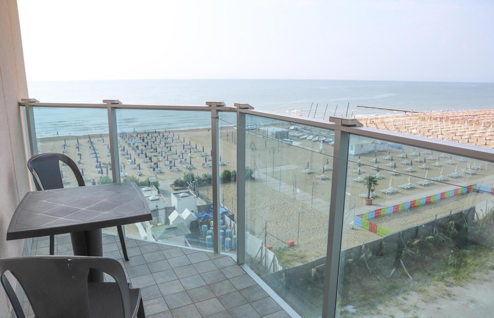 Hotel La Bussola Lido di Jesolo Kültér fotó