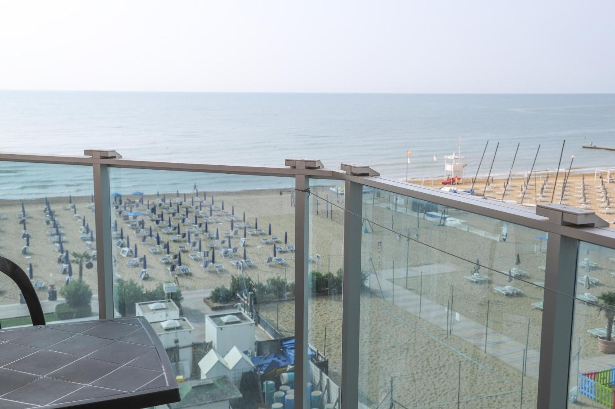 Hotel La Bussola Lido di Jesolo Kültér fotó