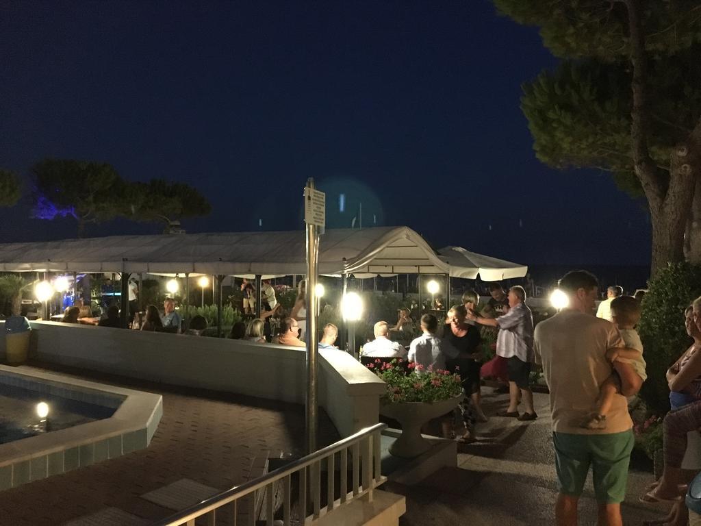 Hotel La Bussola Lido di Jesolo Kültér fotó