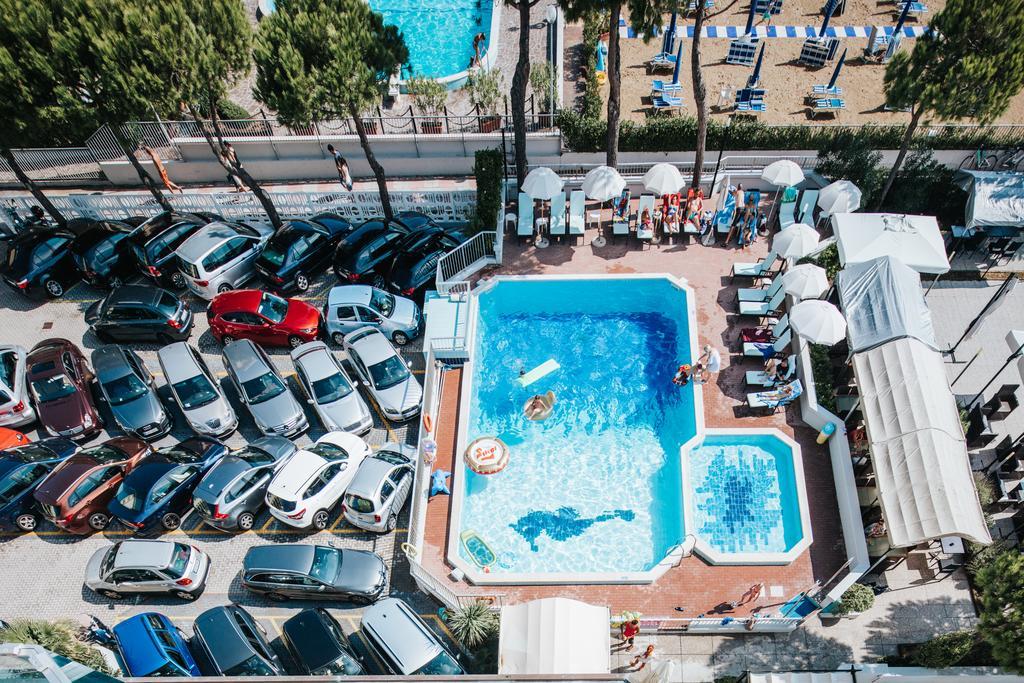 Hotel La Bussola Lido di Jesolo Kültér fotó